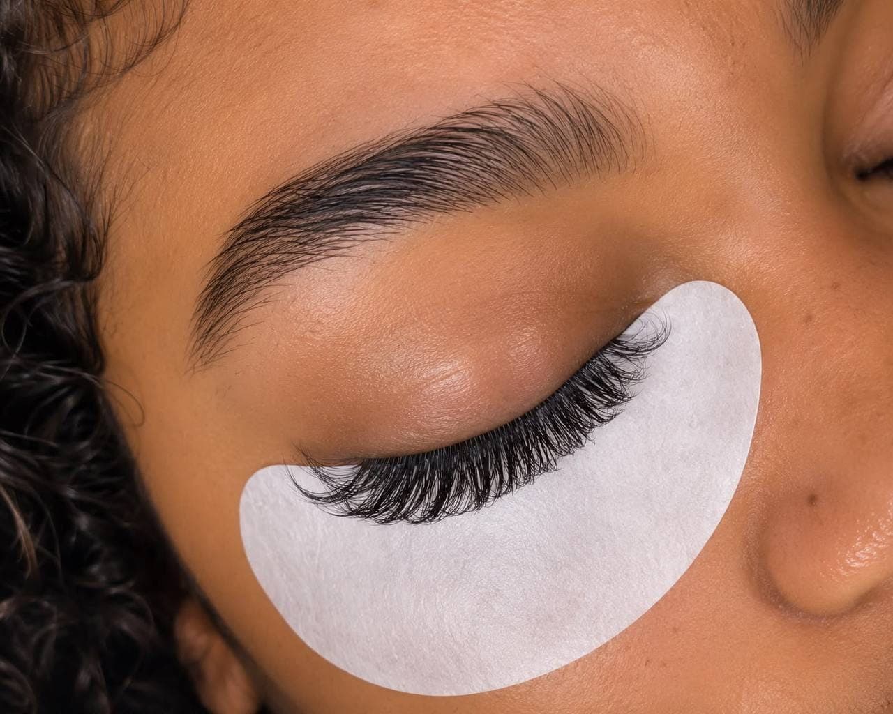 Pose d'extensions de cils sur patch — Naftali
