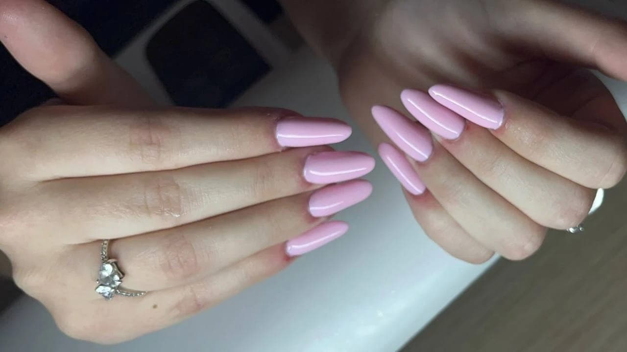 Pose rose amande réalisée par une élève en formation