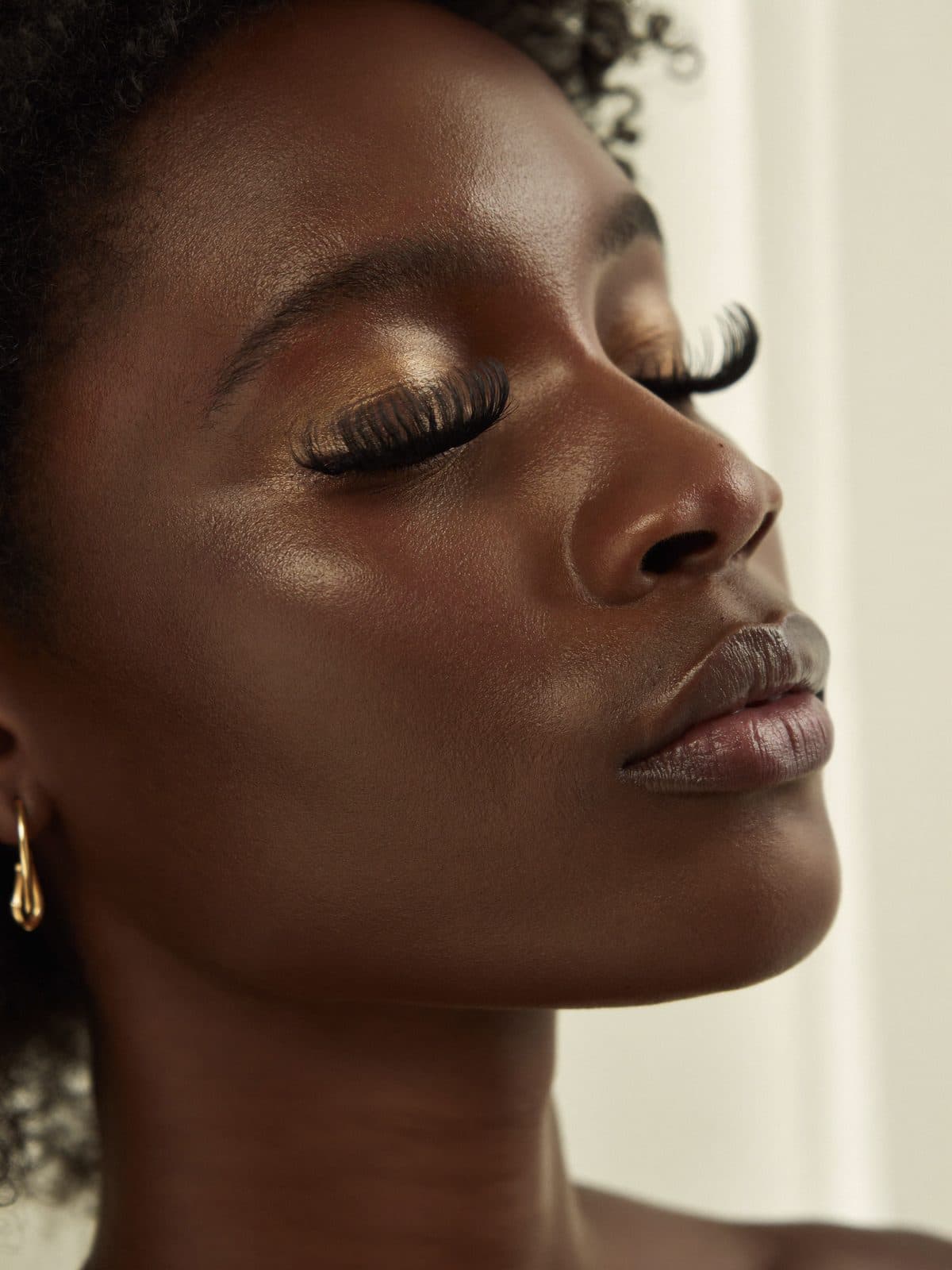 Regard sublimé aux extensions de cils — le rituel Naftali