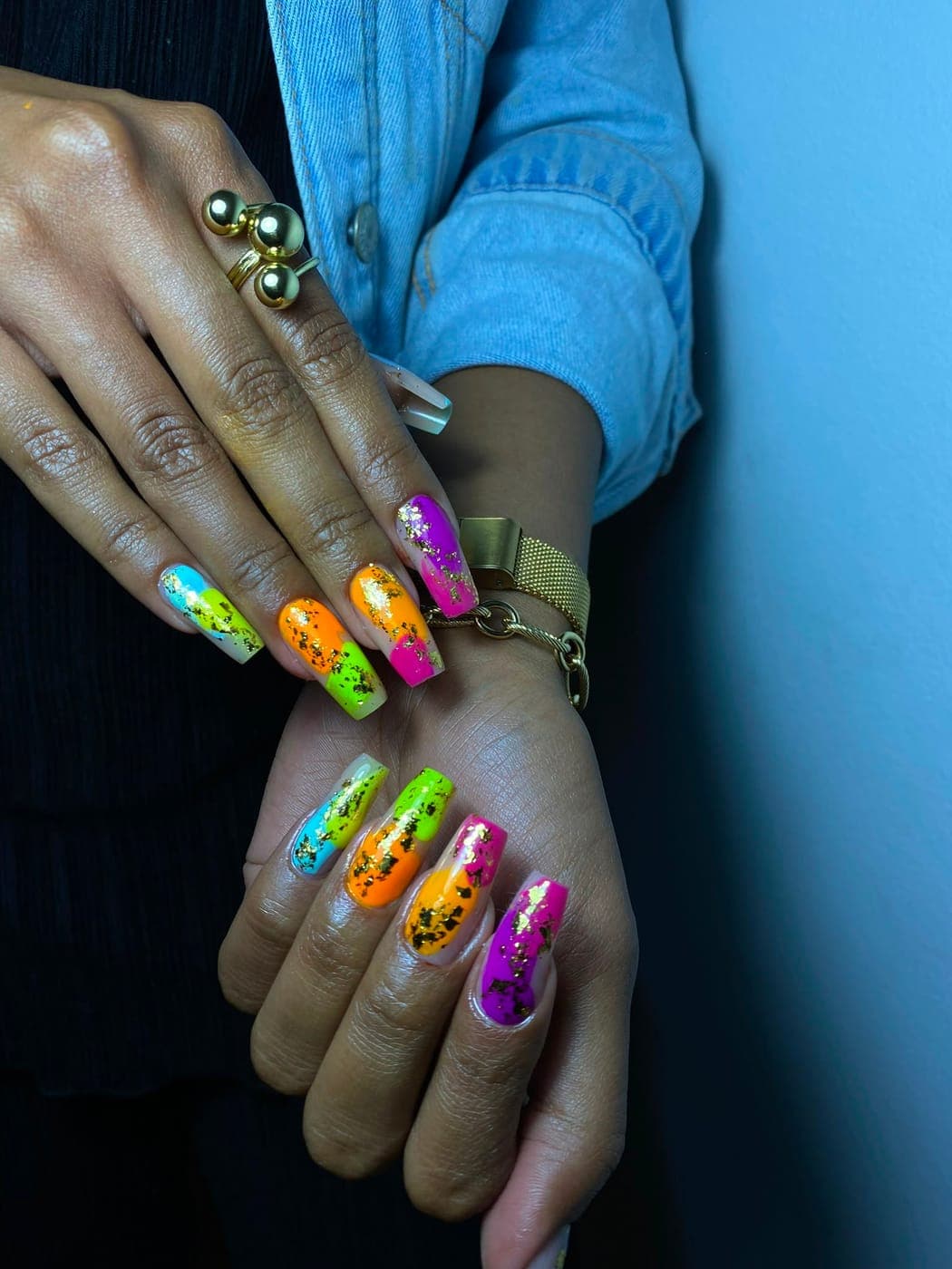 Nail art néon & feuille d'or